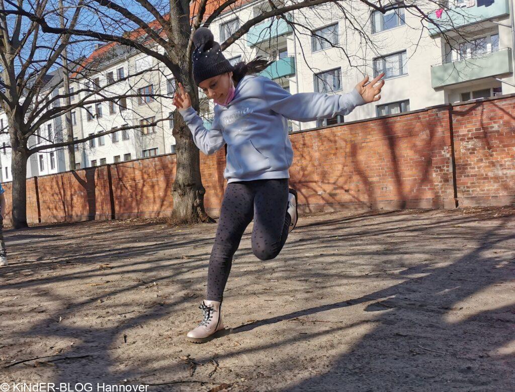 Ein Mädchen springt