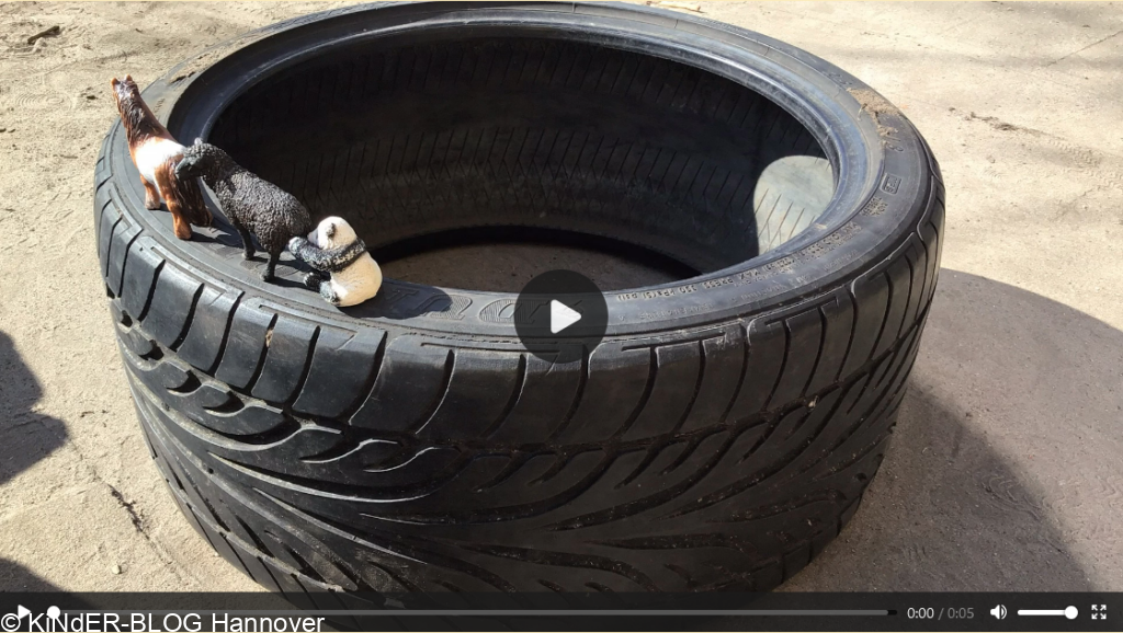 Schleich-Tiere auf einem Reifen in der Sonne