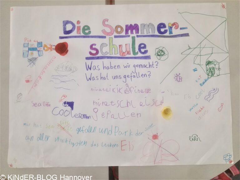 Ein Plakat auf dem Kinder geschrieben haben, was ihnen an der Sommerschule gefallen hat.