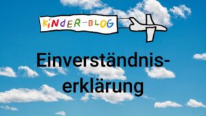 Kinderblog-Flugzeug mit Banner und der Beitragstitel "Einverständniserklärung" auf einem blauen Himmel mit Wolken.